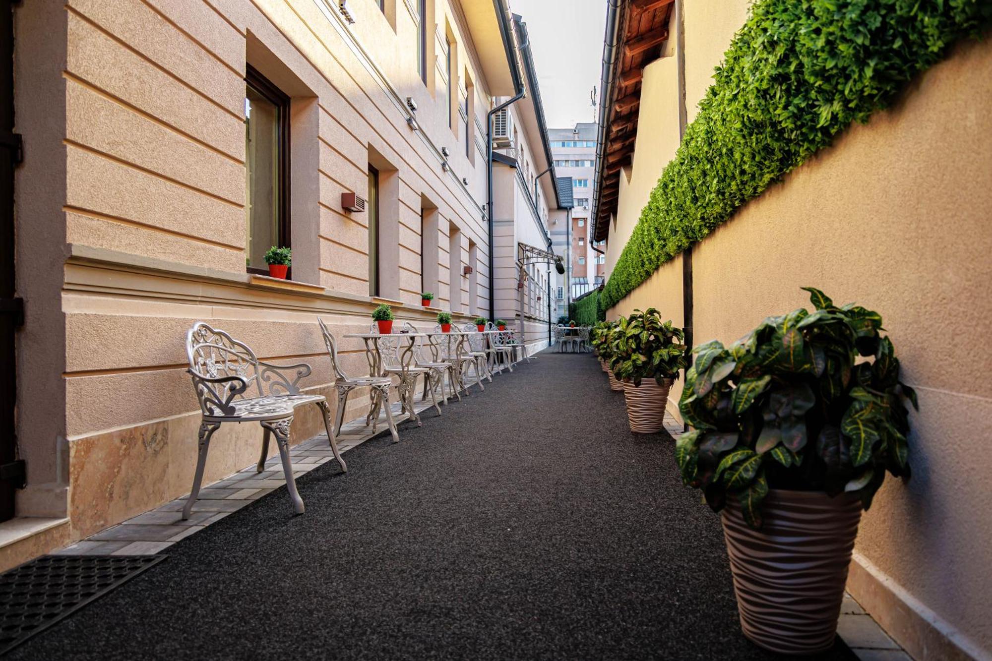 Pensiunea Infinity Targu Jiu Exterior photo